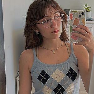 Meet your Posher, Flora